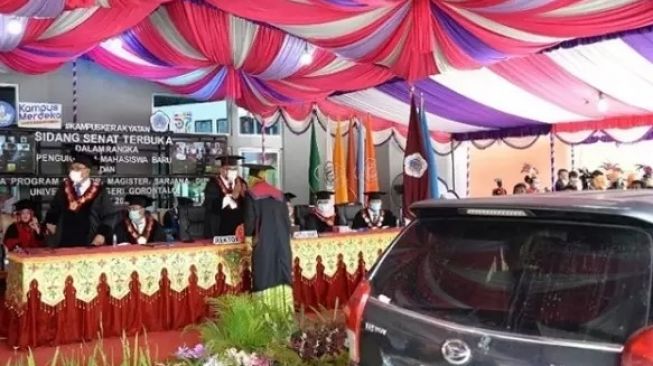 Wisuda Drive Thru Universitas Negeri Gorontalo, Mahasiswa Bisa Gunakan Mobil, Sepeda, Bentor, dan Motor