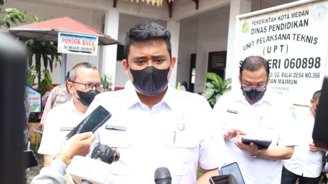 Wali Kota Medan Bobby Nasution Temukan Obat Kadaluwarsa Saat Tinjau Vaksinasi SD