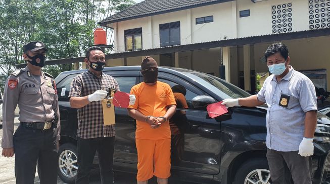 Polsek Godean merilis kasus penggelapan mobil, Kamis (17/2/2022). [Hiskia Andika Weadcaksana / SuaraJogja.id]