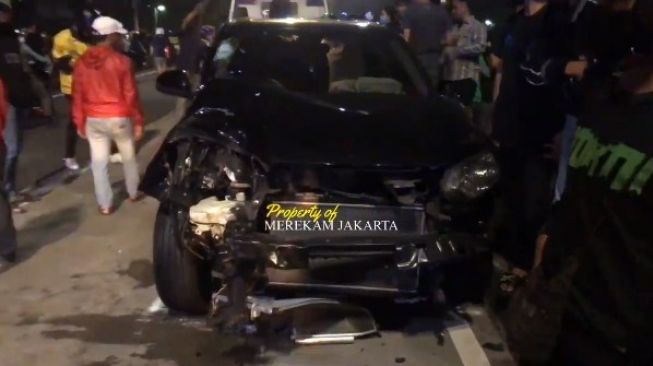 Kondisi mobil HRV mengalami kerusakan di bagian depan usai menyebabkan kecelakaan maut yang menyebabkan seorang pemotor tewas dan dua pengendara lainnya luka-luka di Jalan Sudirman, Jakarta, Rabu (16/2/2022) dini hari. [Instagram@merekamjakarta]