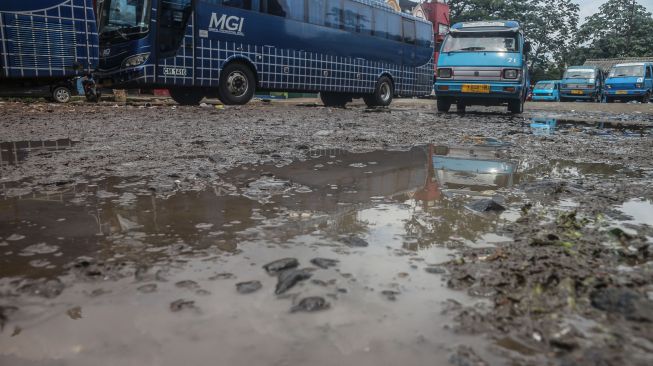 Kondisi jalan rusak dan tidak terawat di Terminal Cibinong, Kabupaten Bogor, Jawa Barat, Kamis (17/2/2022).  [ANTARA FOTO/Yulius Satria Wijaya/rwa]