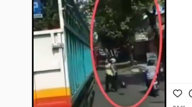 Viral Video Oknum Polisi Diduga Melempar Helm ke Sopir Truk, Publik Ramai Mengecam