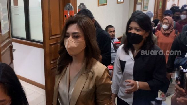 Dhena Devanka Mantap Hadiri Sidang Putusan Cerai, Jonathan Frizzy Absen