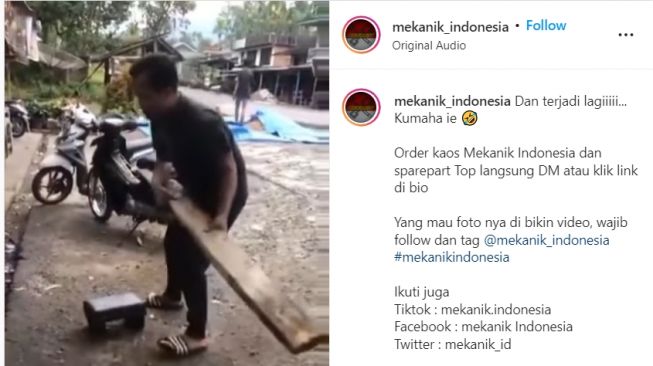 Cara yang tak patut ditiru mencopot ban belakang motor matik (Instagram)