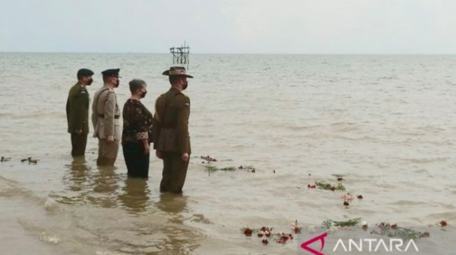 Dubes Australia Penny Williams Peringati Tragedi Perang Dunia II di Mentok, Tabur Bunga di Laut