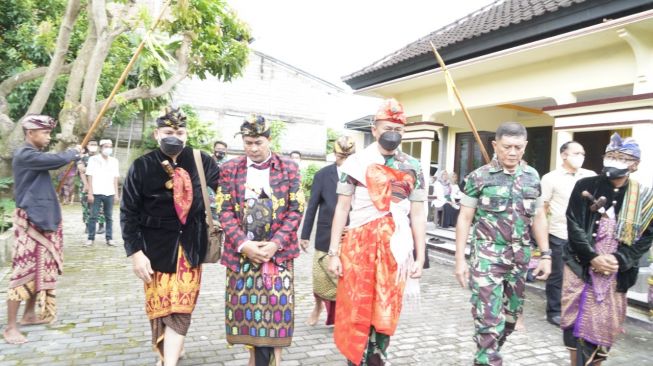 Pangdam IX/Udayana Diberi Gelar Adat Tertinggi Tirangge Pating Jagad Oleh Majelis Adat Sasak