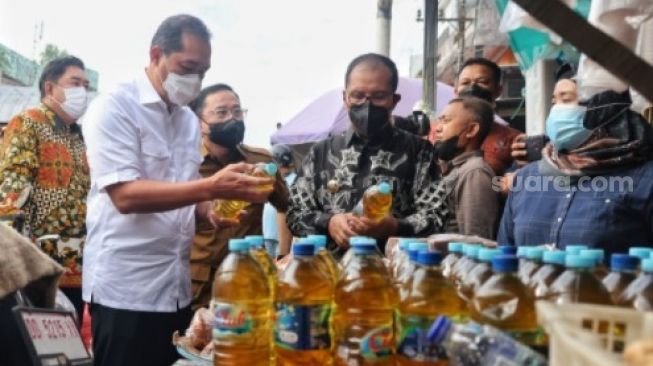 Lihat Minyak Goreng Menumpuk di Makassar, Menteri Perdagangan Muhammad Lutfi: Bongkar, Keluarkan Langsung