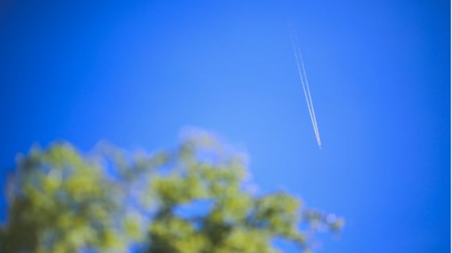 Chemtrail Artinya Apa? Info Hoaks Jejak Asap Pesawat yang Dikaitkan Sebarkan Omicrondi Jakarta