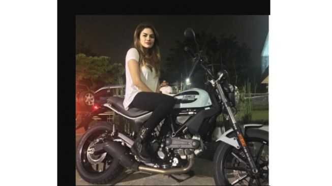 Nikita Mirzani tunggangi Ducati Scrambler Sixty2 (Instagram)