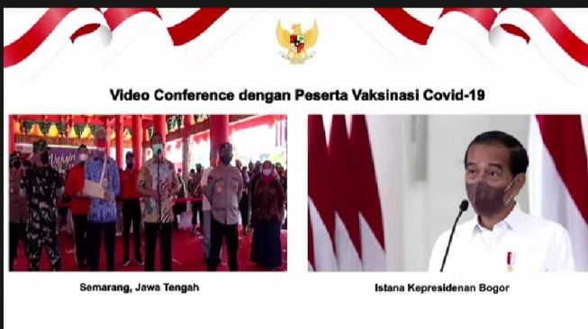 Presiden Joko Widodo atau Jokowi mendengarkan laporan perkembangan Covid-19 dan proses vaksinasi dari Wali Kota Semarang Hendrar Prihadi secara virtual, Kamis (17/2/2022). (Tangkap Layar YouTube Sekretariat Presiden). 