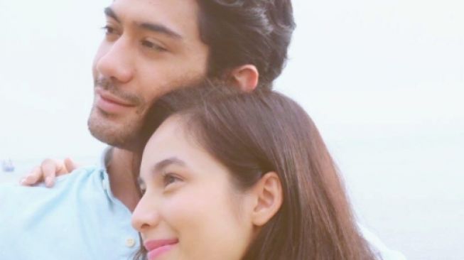 Kedekatan Reza Rahadian dengan Lawan Main. (Instagram/chelseaislan)