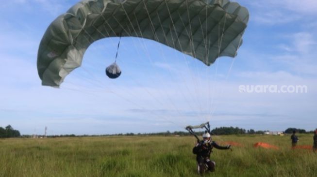 Pasukan Komando Pasukan Gerak Cepat (Kopasgat) dari Wing Komando II Kopasgat, Batalyon Komando (Yonko) 466 Kopasgat dan Detasemen Pertahanan Udara (Denhanud) 472 Kopasgat melakukan terjun payung di Lanud Sultan Hasanuddin, Jumat 18 Februari 2022 [SuaraSulsel.id/Dokumentasi Lanud Sultan Hasanuddin]