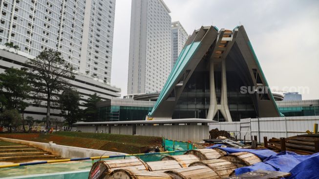 Suasana pembangunan proyek revitalisasi Taman Ismail Marzuki di Cikini, Jakarta Pusat, Jumat (18/2/2022). [Suara.com/Alfian Winanto]