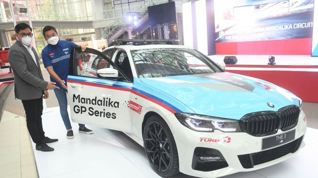 Vice President Sales and Network Development BMW Indonesia Bayu Riyanto (kiri) berbincang dengan Vice President MGPA Cahyadi Wanda (kanan) dalam acara penyerahan safety car untuk ajang MotoGP 2022 di Jakarta, Jumat (18/2/2022).  ANTARA FOTO/Akbar Nugroho Gumay