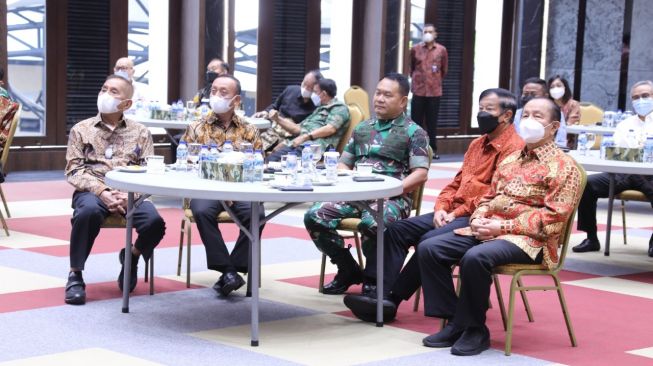 KSAD Jenderal Dudung Abdurachman menggelar acara silahturahmi dengan para purnawirawan TNI AD di Mabes AD, Jumat (18/2/2022). (Dispenad).