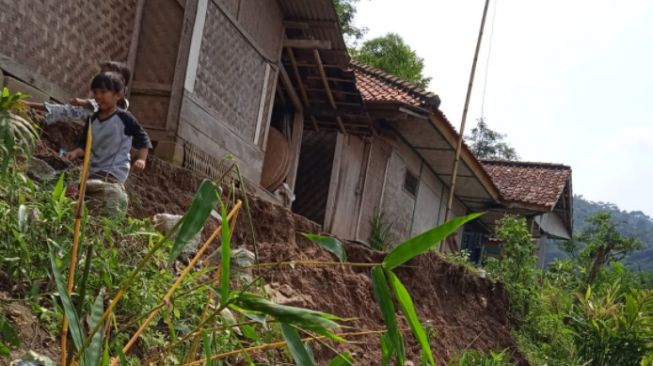 Bandung Barat Dikepung Longsor, Belasan Rumah Warga Terancam Tergerus