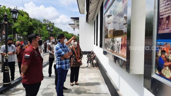 Wamenkumham Edward Omar Sharif Hiariej meninjau fasad yang terletak di depan Lapas Kelas IIA Yogyakarta, Jumat (18/2/2022). - (SuaraJogja.id/Muhammad Ilham Baktora)