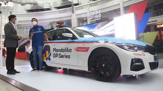 Vice President Sales and Network Development BMW Indonesia Bayu Riyanto (kiri) berbincang dengan Vice President MGPA Cahyadi Wanda (kanan) dalam acara penyerahan safety car untuk ajang MotoGP 2022 di Jakarta, Jumat (18/2/2022).  ANTARA FOTO/Akbar Nugroho Gumay