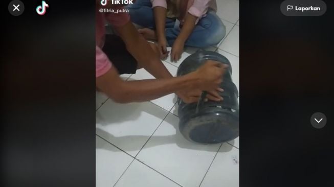 "Dua tahun sudah, kubuka dengan bismillah," tulis pemilik akun dalam keterangan pada videonya. [TikTok @fitria_putra]