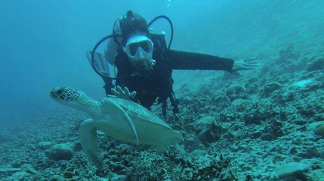 Ardina Safitri, Istri Firli Bahuri saat diving di Gili Air (@s.ardina)