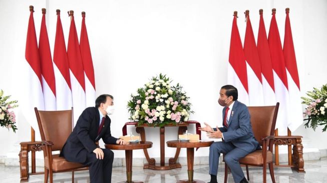 Presiden Joko Widodo tengah berbincang dengan President Asian Development Bank Masatsugu Asakawa di Istana Kepresidenan Bogor, Jumat (18/2/2022). (Foto: Lukas - Biro Pers Sekretariat Presiden).