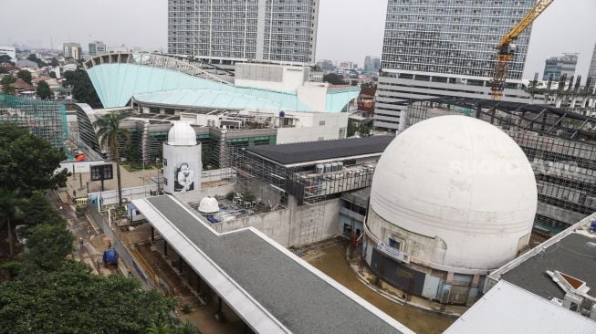 Suasana pembangunan proyek revitalisasi Taman Ismail Marzuki di Cikini, Jakarta Pusat, Jumat (18/2/2022). [Suara.com/Alfian Winanto]