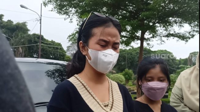 Mayang anak Doddy Sudrajat ditemui usai pemakaman sang kakek di TPU Malaka [Suara.com/Rena Pangesti]