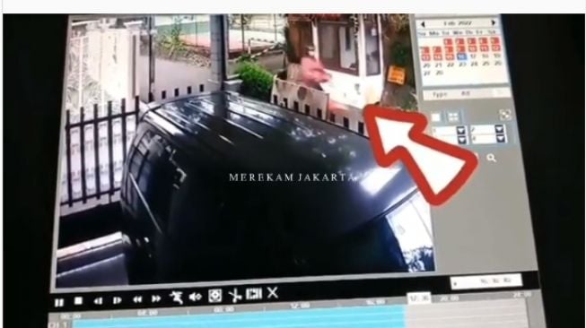 Jambret HP Wanita Berhijab saat Jalan Sendirian di Jatipadang Pasar Minggu, Aksi Pelaku Terekam CCTV