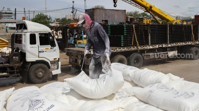 Buruh melakukan bongkar muat barang di Pelabuhan Sunda Kelapa, Jakarta Utara, Jumat (18/2/2022). [Suara.com/Alfian Winanto]