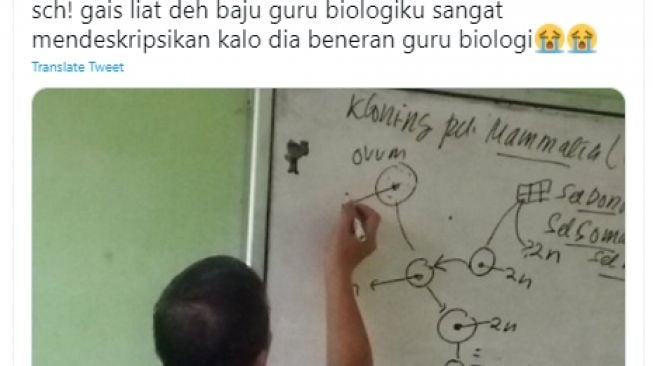 Ajarkan Materi Depan Kelas, Siswa Malah Salfok Baju Batik si Bapak, "Sungguh Menggambarkan Guru Biologi"