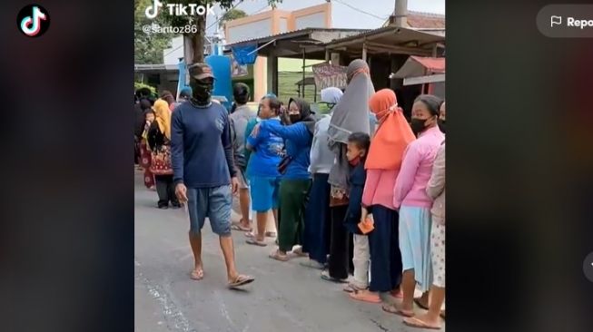 Viral Antrean Mengular Buru Minyak Goreng di Minimarket