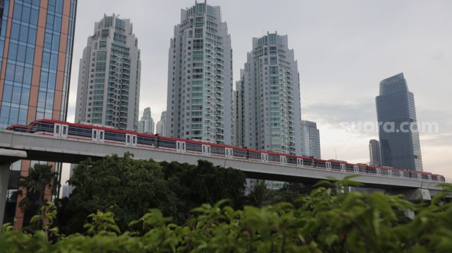 Rangkaian kereta Light Rail Transit (LRT) Jabodebek terparkir di Stasiun LRT Dukuh Atas, Kuningan, Jakarta, Sabtu (19/2/2022). [Suara.com/Angga Budhiyanto]