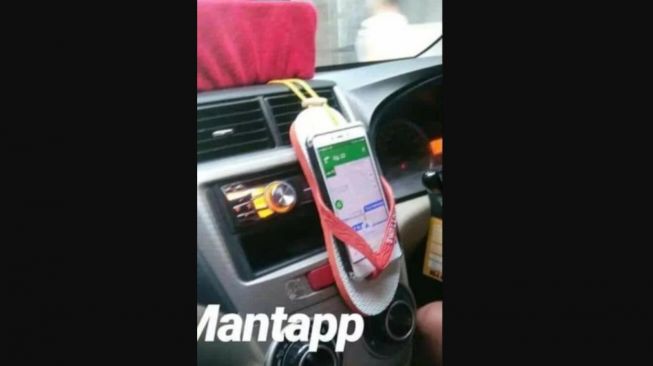 Phone holder dengan kearifan lokal, pakai sandal jepit (Instagram)