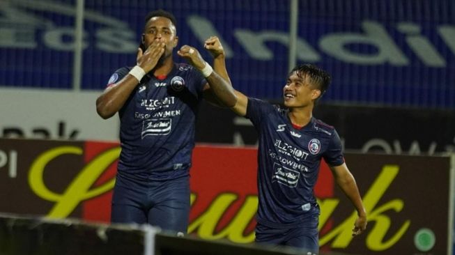 Penyerang Arema FC Carlos Fortes merayakan gol bersama Tito Hamzah. [Arema FC]