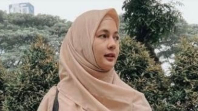 Paula Verhoeven Coba Kenakan Hijab Syar'i, Ria Ricis dan Zaskia Sungkar Memuji