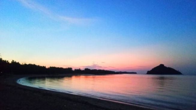 Surga di Pantai Elak-elak Lombok Barat, Pasir Putih yang Memikat Dan Ombak yang Tenang