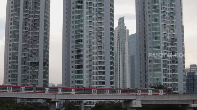 Rangkaian kereta Light Rail Transit (LRT) Jabodebek terparkir di Stasiun LRT Dukuh Atas, Kuningan, Jakarta, Sabtu (19/2/2022). [Suara.com/Angga Budhiyanto]