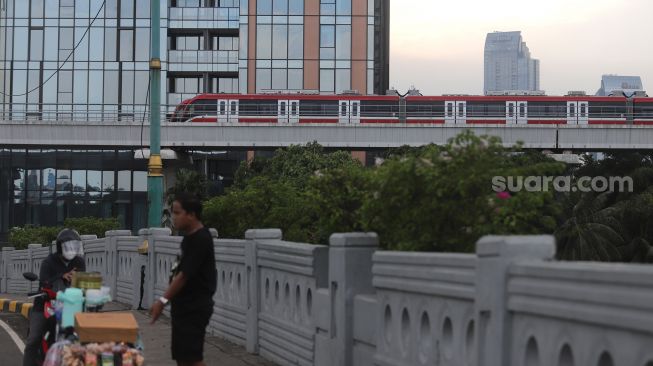 Rangkaian kereta Light Rail Transit (LRT) Jabodebek terparkir di Stasiun LRT Dukuh Atas, Kuningan, Jakarta, Sabtu (19/2/2022). [Suara.com/Angga Budhiyanto]