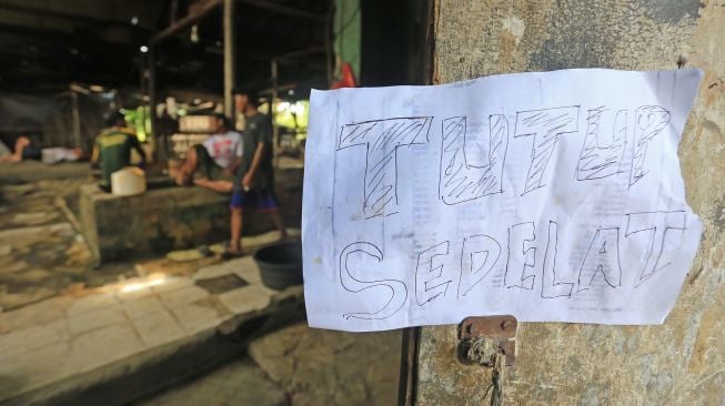 Pembuat tahu beristirahat di tempat kerjanya ketika melakukan mogok produksi di pabrik tahu di Indramayu, Jawa Barat, Sabtu (19/2/2022). ANTARA FOTO/Dedhez Anggara