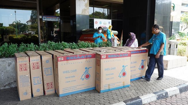 Bareng HIPMI, Raja IT Sumbang Kursi Roda ke Warga Jakarta Barat