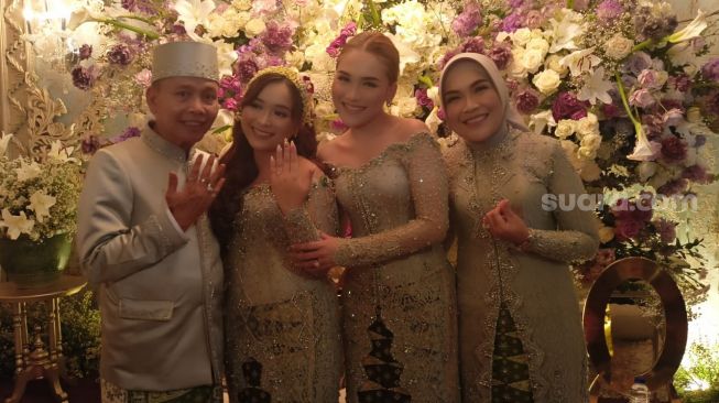 Adik Ayu Ting Ting, Assyifa Nuraini, berpose bersama keluarga usai siraman [Suara.com/Rena Pangesti]