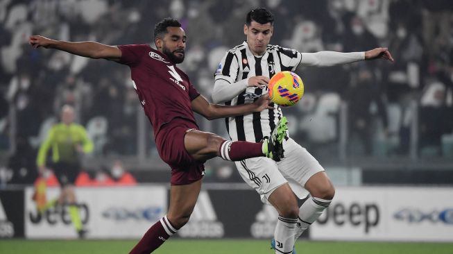 Bek Torino Koffi Djidji (kiri) berebut bola dengan pemain depan Juventus Alvaro Morata selama pertandingan sepak bola Serie A Italia Juventus melawan Torino di stadion Allianz, Turin, Italia, Sabtu (19/2/2022) dini hari WIB. Filippo MONTEFORTE / AFP

