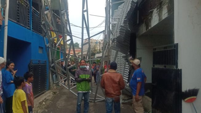 Lima Desa di Karawang Diterjang Angin Puting Beliung, Puluhan Rumah Warga Rusak