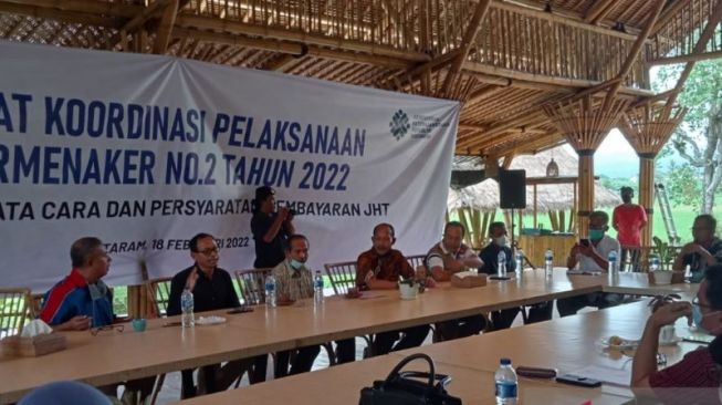 Disnakertrans NTB Kumpulkan Asosiasi Buruh Untuk Jelaskan Perihal Polemik JHT