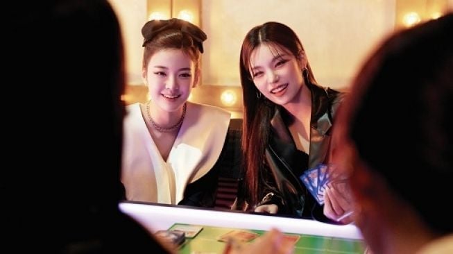 Pokemon Card Game kolaborasi dengan Girl Group Korea “ITZY": Yezi dan Lia.