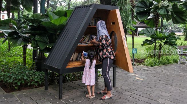 Warga beraktivitas di Taman Suropati, Jakarta Pusat, Minggu (20/2/2022). [Suara.com/Alfian Winanto]