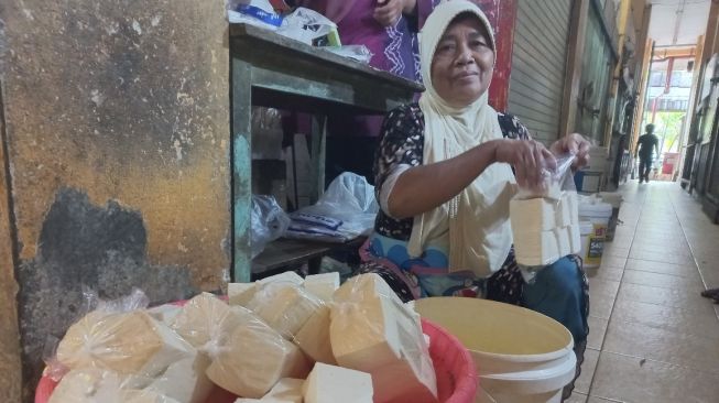 Ukuran Dibuat Kecil Akibat Harga Kedelai Melambung, Wagiyem Kesulitan Jual Produk Tahunya