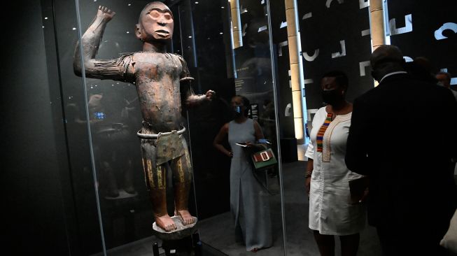 Pintu istana Kerajaan Abomey ditampilkan saat pameran artefak Benin yang dijarah dan pameran karya seni kontemporer yang digelar di kantor kepresidenan di Cotonou, Benin, Jumat (18/2/2022). [PIUS UTOMI EKPEI/AFP] 