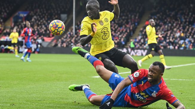 Bek Chelsea Malang Sarr (belakang kiri) dan bek Crystal Palace as mengawasi bola saat pertandingan sepak bola Liga Premier Inggris antara Crystal Palace dan Chelsea di Stadion Selhurst Park, London, Inggris, Sabtu (19/2/2022). [Glyn KIRK / AFP]