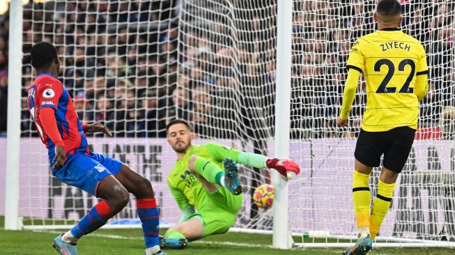 Gelandang Chelsea Hakim Ziyech (kanan) menembak dan mencetak gol melewati kiper Crystal Palace Jack Butland (tengah) saat pertandingan sepak bola Liga Premier Inggris antara Crystal Palace dan Chelsea di Stadion Selhurst Park, London, Inggris, Sabtu (19/2/2022). [Glyn KIRK / AFP]